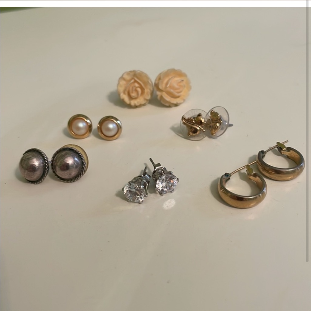 Bundle 6 Small Earrings 8$